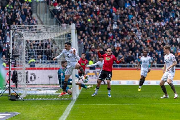Nikola Vasilj (FC St. Pauli, 22), Manolis Saliakas (FC St. Pauli, 02), Lars Gindorf (Hannover 96, 25) GER, Hannover 96 vs. FC St. Pauli, Fußball, 2. Bundesliga, 30. Spieltag, Spielzeit 2023 2024, 21.04.2024 DFL REGULATIONS PROHIBIT ANY USE OF PHOTOGRAPHS AS IMAGE SEQUENCES AND OR QUASI-VIDEO Hannover 96 vs. FC St. Pauli, Fußball, 2. Bundesliga, 30. Spieltag, Spielzeit 2023 2024, 21.04.2024 Hannover