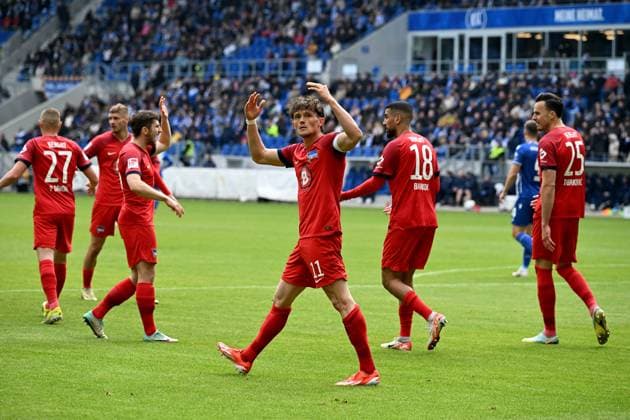 21.04.2024, xsltx, Fussball 2.Bundesliga, Karlsruher SC - Hertha BSC Berlin emspor, v.l. Torjubel nach dem Tor zum celebrating the goal celebrate Haris Tabakovic (Hertha BSC Berlin) 1:1 mit Fabian Reese (Hertha BSC Berlin) (DFL DFB REGULATIONS PROHIBIT ANY USE OF PHOTOGRAPHS as IMAGE SEQUENCES and or QUASI-VIDEO) Karlsruhe