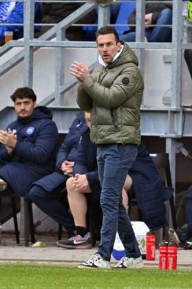 21.04.2024, xsltx, Fussball 2.Bundesliga, Karlsruher SC - Hertha BSC Berlin emspor, v.l. Trainer Christian Eichner (Karlsruher SC KSC) gestikuliert gibt Anweisungen mit den Armen gestikulieren gives instructions, gesticulate. (DFL DFB REGULATIONS PROHIBIT ANY USE OF PHOTOGRAPHS as IMAGE SEQUENCES and or QUASI-VIDEO) Karlsruhe