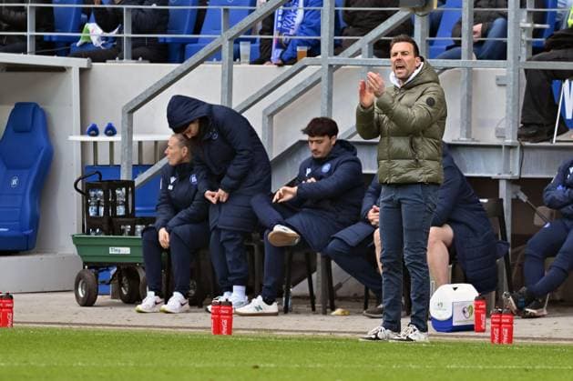 21.04.2024, xsltx, Fussball 2.Bundesliga, Karlsruher SC - Hertha BSC Berlin emspor, v.l. Trainer Christian Eichner (Karlsruher SC KSC) gestikuliert gibt Anweisungen mit den Armen gestikulieren gives instructions, gesticulate. (DFL DFB REGULATIONS PROHIBIT ANY USE OF PHOTOGRAPHS as IMAGE SEQUENCES and or QUASI-VIDEO) Karlsruhe