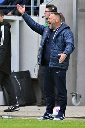 21.04.2024, xsltx, Fussball 2.Bundesliga, Karlsruher SC - Hertha BSC Berlin emspor, v.l. Trainer Pal Dardai (Hertha BSC Berlin) gestikuliert gibt Anweisungen mit den Armen gestikulieren gives instructions, gesticulate. (DFL DFB REGULATIONS PROHIBIT ANY USE OF PHOTOGRAPHS as IMAGE SEQUENCES and or QUASI-VIDEO) Karlsruhe