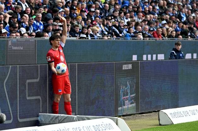 21.04.2024, xsltx, Fussball 2.Bundesliga, Karlsruher SC - Hertha BSC Berlin emspor, v.l. Fabian Reese (Hertha BSC Berlin) beim Einwurf (DFL DFB REGULATIONS PROHIBIT ANY USE OF PHOTOGRAPHS as IMAGE SEQUENCES and or QUASI-VIDEO) Karlsruhe