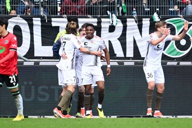 2. Bundesliga - Hannover 06 - FC St. Pauli am 21.04.2024 in der HDI Arena in Hannover Jubel, Torjubel, Torschuetze, Torschütze Oladapo Afolayan (FC St. Pauli) jubelt nach seinem Tor zum 0:1.