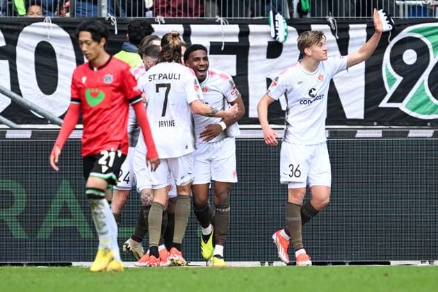 2. Bundesliga - Hannover 06 - FC St. Pauli am 21.04.2024 in der HDI Arena in Hannover Jubel, Torjubel, Torschuetze, Torschütze Oladapo Afolayan (FC St. Pauli) jubelt nach seinem Tor zum 0:1.