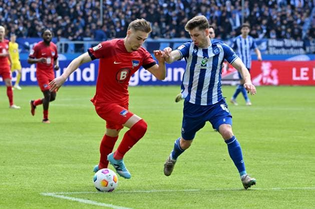 21.04.2024, xsltx, Fussball 2.Bundesliga, Karlsruher SC - Hertha BSC Berlin emspor, v.l. Marten Winkler (Hertha BSC Berlin) Leon Jensen (Karlsruher SC KSC) Zweikampf, Aktion, action, battle for the ball (DFL DFB REGULATIONS PROHIBIT ANY USE OF PHOTOGRAPHS as IMAGE SEQUENCES and or QUASI-VIDEO) Karlsruhe