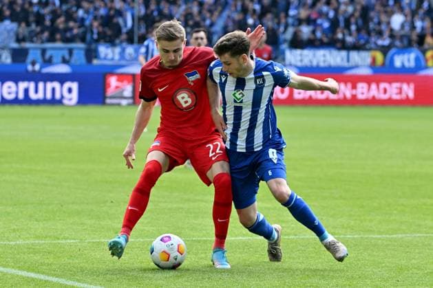 21.04.2024, xsltx, Fussball 2.Bundesliga, Karlsruher SC - Hertha BSC Berlin emspor, v.l. Marten Winkler (Hertha BSC Berlin) Leon Jensen (Karlsruher SC KSC) Zweikampf, Aktion, action, battle for the ball (DFL DFB REGULATIONS PROHIBIT ANY USE OF PHOTOGRAPHS as IMAGE SEQUENCES and or QUASI-VIDEO) Karlsruhe