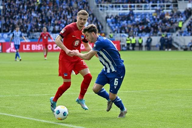 21.04.2024, xsltx, Fussball 2.Bundesliga, Karlsruher SC - Hertha BSC Berlin emspor, v.l. Marten Winkler (Hertha BSC Berlin) Leon Jensen (Karlsruher SC KSC) Zweikampf, Aktion, action, battle for the ball (DFL DFB REGULATIONS PROHIBIT ANY USE OF PHOTOGRAPHS as IMAGE SEQUENCES and or QUASI-VIDEO) Karlsruhe