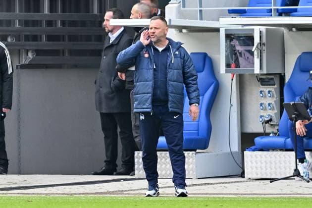 21.04.2024, xsltx, Fussball 2.Bundesliga, Karlsruher SC - Hertha BSC Berlin emspor, v.l. Trainer Pal Dardai (Hertha BSC Berlin) gestikuliert gibt Anweisungen mit den Armen gestikulieren gives instructions, gesticulate. (DFL DFB REGULATIONS PROHIBIT ANY USE OF PHOTOGRAPHS as IMAGE SEQUENCES and or QUASI-VIDEO) Karlsruhe