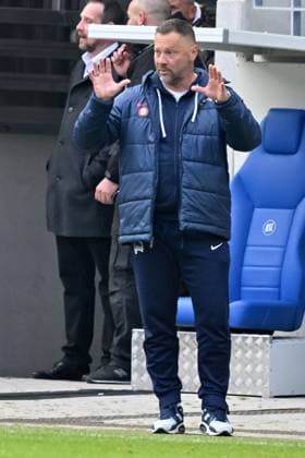 21.04.2024, xsltx, Fussball 2.Bundesliga, Karlsruher SC - Hertha BSC Berlin emspor, v.l. Trainer Pal Dardai (Hertha BSC Berlin) gestikuliert gibt Anweisungen mit den Armen gestikulieren gives instructions, gesticulate. (DFL DFB REGULATIONS PROHIBIT ANY USE OF PHOTOGRAPHS as IMAGE SEQUENCES and or QUASI-VIDEO) Karlsruhe