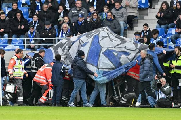 21.04.2024, xsltx, Fussball 2.Bundesliga, Karlsruher SC - Hertha BSC Berlin emspor, v.l. Notarzteinsatz ein Karlsruher Fan ist von der Brüstung gestürzt und musste versorgt und abtransportiert werden (DFL DFB REGULATIONS PROHIBIT ANY USE OF PHOTOGRAPHS as IMAGE SEQUENCES and or QUASI-VIDEO) Karlsruhe