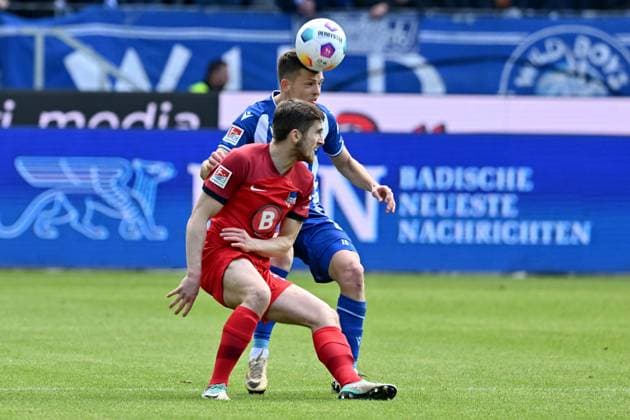 21.04.2024, xsltx, Fussball 2.Bundesliga, Karlsruher SC - Hertha BSC Berlin emspor, v.l. Jonjoe Kenny (Hertha BSC Berlin) Philip Heise (Karlsruher SC KSC) Zweikampf, Aktion, action, battle for the ball (DFL DFB REGULATIONS PROHIBIT ANY USE OF PHOTOGRAPHS as IMAGE SEQUENCES and or QUASI-VIDEO) Karlsruhe