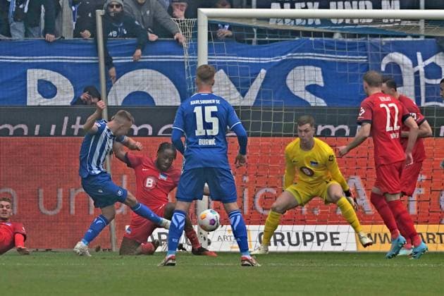 21.04.2024, xsltx, Fussball 2.Bundesliga, Karlsruher SC - Hertha BSC Berlin emspor, v.l. Marco Thiede (Karlsruher SC KSC) erzielt das Tor zum scores the goal 1:0 Tjark Ernst (Hertha BSC Berlin) (DFL DFB REGULATIONS PROHIBIT ANY USE OF PHOTOGRAPHS as IMAGE SEQUENCES and or QUASI-VIDEO) Karlsruhe