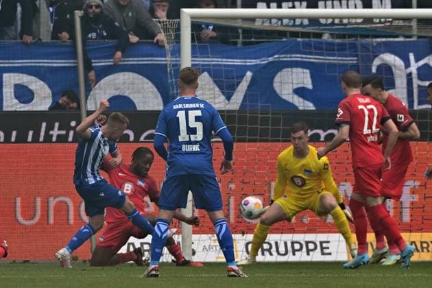 21.04.2024, xsltx, Fussball 2.Bundesliga, Karlsruher SC - Hertha BSC Berlin emspor, v.l. Marco Thiede (Karlsruher SC KSC) erzielt das Tor zum scores the goal 1:0 Tjark Ernst (Hertha BSC Berlin) (DFL DFB REGULATIONS PROHIBIT ANY USE OF PHOTOGRAPHS as IMAGE SEQUENCES and or QUASI-VIDEO) Karlsruhe