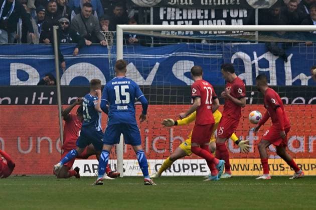 21.04.2024, xsltx, Fussball 2.Bundesliga, Karlsruher SC - Hertha BSC Berlin emspor, v.l. Marco Thiede (Karlsruher SC KSC) erzielt das Tor zum scores the goal 1:0 Tjark Ernst (Hertha BSC Berlin) (DFL DFB REGULATIONS PROHIBIT ANY USE OF PHOTOGRAPHS as IMAGE SEQUENCES and or QUASI-VIDEO) Karlsruhe