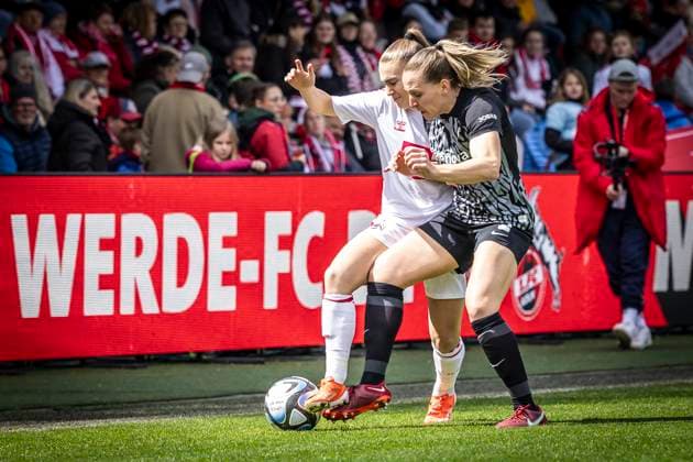 GOOGLE PIXEL Frauen Bundesliga: 1. FC Köln - SC Freiburg, 21.04.2024 Alena Bienz (1. FC Köln, 11) und Lisa Karl (SC Freiburg, 2); GOOGLE PIXEL Frauen Bundesliga: 1. FC Köln - SC Freiburg, 19. Spieltag, am 21.04.2024 im Franz-Kremer-Stadion in Köln. DFL REGULATIONS PROHIBIT ANY USE OF PHOTOGRAPHS AS IMAGE SEQUENCES AND OR QUASI-VIDEO. Copyright: xBEAUTIFULxSPORTS LeahxKohringx