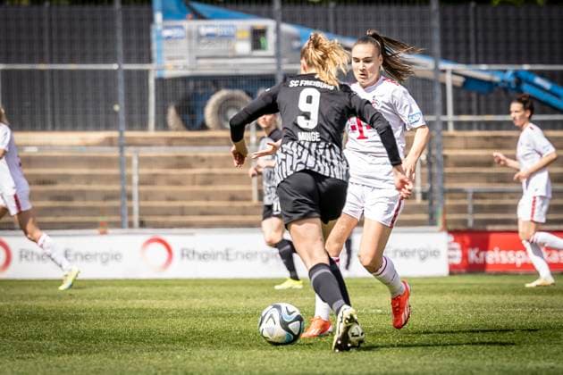 GOOGLE PIXEL Frauen Bundesliga: 1. FC Köln - SC Freiburg, 21.04.2024 Janina Minge (SC Freiburg, 9) und Alena Bienz (1. FC Köln, 11); GOOGLE PIXEL Frauen Bundesliga: 1. FC Köln - SC Freiburg, 19. Spieltag, am 21.04.2024 im Franz-Kremer-Stadion in Köln. DFL REGULATIONS PROHIBIT ANY USE OF PHOTOGRAPHS AS IMAGE SEQUENCES AND OR QUASI-VIDEO. Copyright: xBEAUTIFULxSPORTS LeahxKohringx