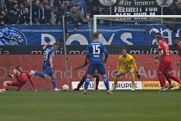 21.04.2024, xsltx, Fussball 2.Bundesliga, Karlsruher SC - Hertha BSC Berlin emspor, v.l. Marco Thiede (Karlsruher SC KSC) erzielt das Tor zum scores the goal 1:0 Tjark Ernst (Hertha BSC Berlin) (DFL DFB REGULATIONS PROHIBIT ANY USE OF PHOTOGRAPHS as IMAGE SEQUENCES and or QUASI-VIDEO) Karlsruhe