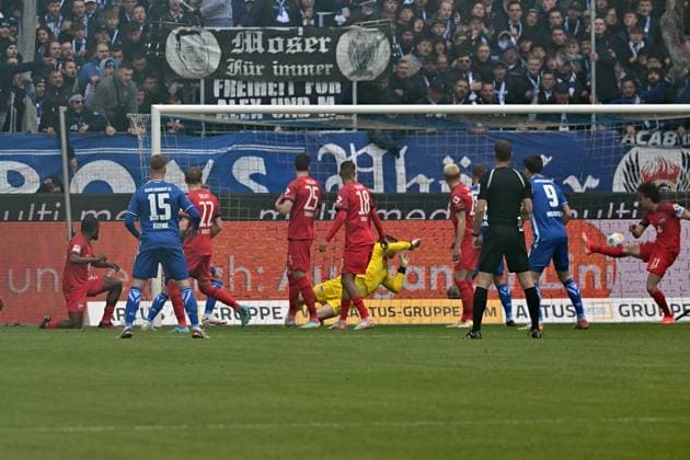 21.04.2024, xsltx, Fussball 2.Bundesliga, Karlsruher SC - Hertha BSC Berlin emspor, v.l. Marco Thiede (Karlsruher SC KSC) erzielt das Tor zum scores the goal 1:0 Tjark Ernst (Hertha BSC Berlin) (DFL DFB REGULATIONS PROHIBIT ANY USE OF PHOTOGRAPHS as IMAGE SEQUENCES and or QUASI-VIDEO) Karlsruhe