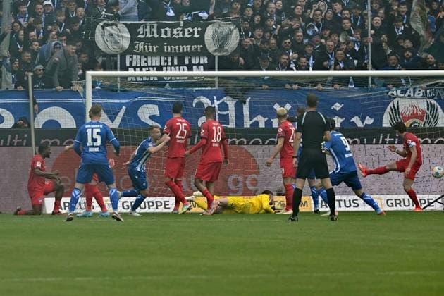 21.04.2024, xsltx, Fussball 2.Bundesliga, Karlsruher SC - Hertha BSC Berlin emspor, v.l. Marco Thiede (Karlsruher SC KSC) erzielt das Tor zum scores the goal 1:0 Tjark Ernst (Hertha BSC Berlin) (DFL DFB REGULATIONS PROHIBIT ANY USE OF PHOTOGRAPHS as IMAGE SEQUENCES and or QUASI-VIDEO) Karlsruhe
