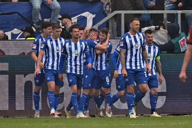 21.04.2024, xsltx, Fussball 2.Bundesliga, Karlsruher SC - Hertha BSC Berlin emspor, v.l. Torjubel nach dem Tor zum celebrating the goal celebrate 1:0 durch Marco Thiede (Karlsruher SC KSC) (DFL DFB REGULATIONS PROHIBIT ANY USE OF PHOTOGRAPHS as IMAGE SEQUENCES and or QUASI-VIDEO) Karlsruhe