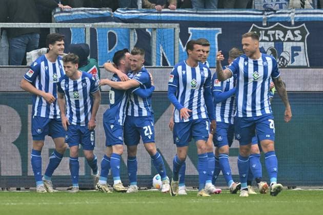 21.04.2024, xsltx, Fussball 2.Bundesliga, Karlsruher SC - Hertha BSC Berlin emspor, v.l. Torjubel nach dem Tor zum celebrating the goal celebrate 1:0 durch Marco Thiede (Karlsruher SC KSC) (DFL DFB REGULATIONS PROHIBIT ANY USE OF PHOTOGRAPHS as IMAGE SEQUENCES and or QUASI-VIDEO) Karlsruhe