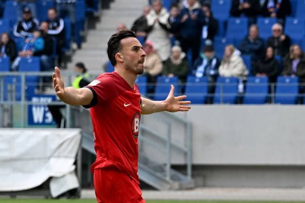 21.04.2024, xsltx, Fussball 2.Bundesliga, Karlsruher SC - Hertha BSC Berlin emspor, v.l. Torjubel nach dem Tor zum celebrating the goal celebrate Haris Tabakovic (Hertha BSC Berlin) 1:1 (DFL DFB REGULATIONS PROHIBIT ANY USE OF PHOTOGRAPHS as IMAGE SEQUENCES and or QUASI-VIDEO) Karlsruhe