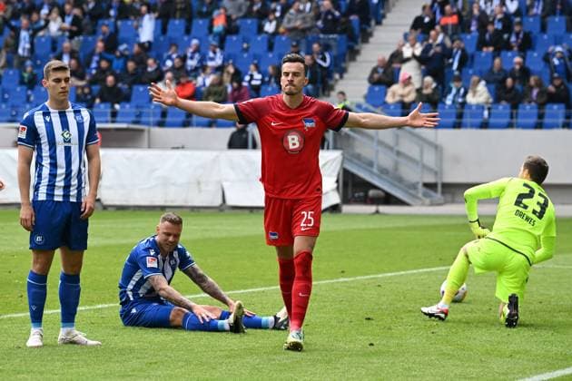 21.04.2024, xsltx, Fussball 2.Bundesliga, Karlsruher SC - Hertha BSC Berlin emspor, v.l. Torjubel nach dem Tor zum celebrating the goal celebrate Haris Tabakovic (Hertha BSC Berlin) 1:1 (DFL DFB REGULATIONS PROHIBIT ANY USE OF PHOTOGRAPHS as IMAGE SEQUENCES and or QUASI-VIDEO) Karlsruhe