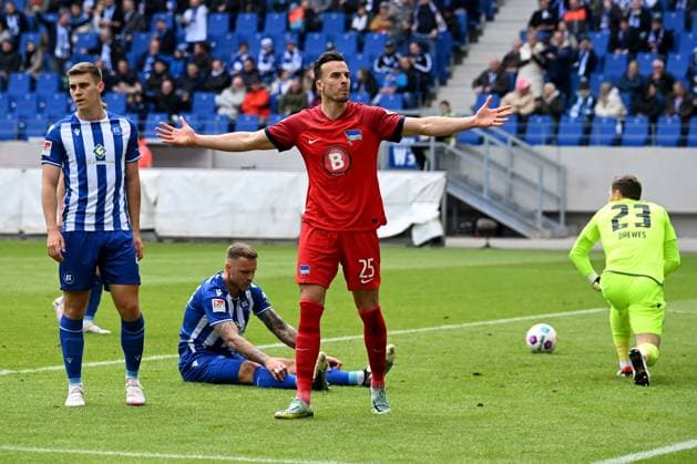 21.04.2024, xsltx, Fussball 2.Bundesliga, Karlsruher SC - Hertha BSC Berlin emspor, v.l. Torjubel nach dem Tor zum celebrating the goal celebrate Haris Tabakovic (Hertha BSC Berlin) 1:1 (DFL DFB REGULATIONS PROHIBIT ANY USE OF PHOTOGRAPHS as IMAGE SEQUENCES and or QUASI-VIDEO) Karlsruhe