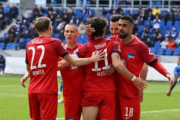 21.04.2024, xsltx, Fussball 2.Bundesliga, Karlsruher SC - Hertha BSC Berlin emspor, v.l. Torjubel nach dem Tor zum celebrating the goal celebrate Haris Tabakovic (Hertha BSC Berlin) 1:1 mit Palko Dardai (Hertha BSC Berlin) Aymen Barkok (Hertha BSC Berlin) Marten Winkler (Hertha BSC Berlin) Fabian Reese (Hertha BSC Berlin) (DFL DFB REGULATIONS PROHIBIT ANY USE OF PHOTOGRAPHS as IMAGE SEQUENCES and or QUASI-VIDEO) Karlsruhe
