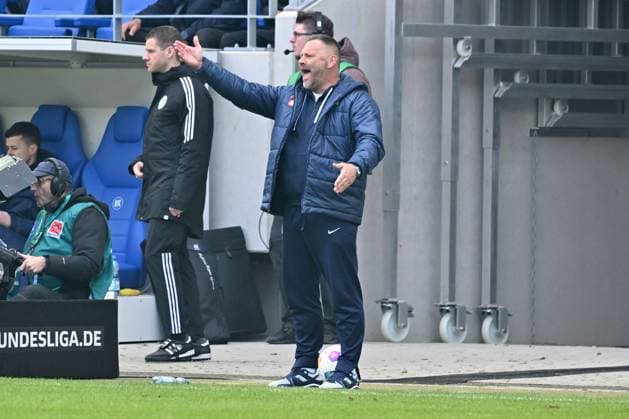 21.04.2024, xsltx, Fussball 2.Bundesliga, Karlsruher SC - Hertha BSC Berlin emspor, v.l. Trainer Pal Dardai (Hertha BSC Berlin) gestikuliert gibt Anweisungen mit den Armen gestikulieren gives instructions, gesticulate. (DFL DFB REGULATIONS PROHIBIT ANY USE OF PHOTOGRAPHS as IMAGE SEQUENCES and or QUASI-VIDEO) Karlsruhe