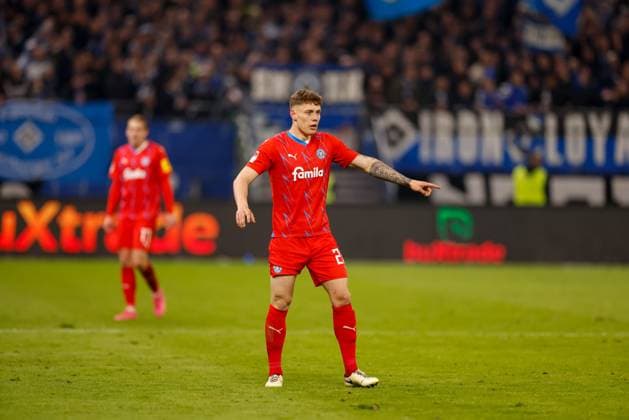 Hamburg, 20. April 2024 - Fußball, 2. Bundesliga 2023 24, Hamburger SV - Holstein Kiel: Nicolai Remberg (Holstein Kiel, 22) DFL REGULATIONS PROHIBIT ANY USE OF PHOTOGRAPHS AS IMAGE SEQUENCES AND OR QUASI-VIDEO.
