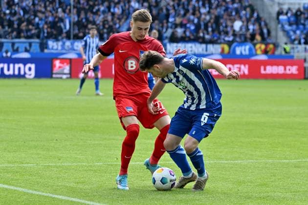 21.04.2024, xsltx, Fussball 2.Bundesliga, Karlsruher SC - Hertha BSC Berlin emspor, v.l. Marten Winkler (Hertha BSC Berlin) Leon Jensen (Karlsruher SC KSC) Zweikampf, Aktion, action, battle for the ball (DFL DFB REGULATIONS PROHIBIT ANY USE OF PHOTOGRAPHS as IMAGE SEQUENCES and or QUASI-VIDEO) Karlsruhe
