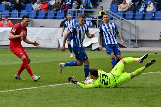 21.04.2024, xsltx, Fussball 2.Bundesliga, Karlsruher SC - Hertha BSC Berlin emspor, v.l. Haris Tabakovic (Hertha BSC Berlin) Patrick Drewes (Karlsruher SC KSC) Zweikampf, Aktion, action, battle for the ball (DFL DFB REGULATIONS PROHIBIT ANY USE OF PHOTOGRAPHS as IMAGE SEQUENCES and or QUASI-VIDEO) Karlsruhe