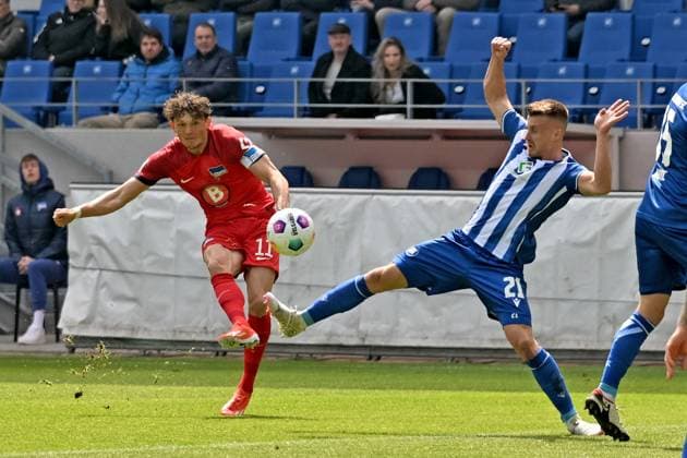 21.04.2024, xsltx, Fussball 2.Bundesliga, Karlsruher SC - Hertha BSC Berlin emspor, v.l. Fabian Reese (Hertha BSC Berlin) Marco Thiede (Karlsruher SC KSC) Zweikampf, Aktion, action, battle for the ball (DFL DFB REGULATIONS PROHIBIT ANY USE OF PHOTOGRAPHS as IMAGE SEQUENCES and or QUASI-VIDEO) Karlsruhe