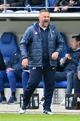 21.04.2024, xsltx, Fussball 2.Bundesliga, Karlsruher SC - Hertha BSC Berlin emspor, v.l. Trainer Pal Dardai (Hertha BSC Berlin) gestikuliert gibt Anweisungen mit den Armen gestikulieren gives instructions, gesticulate. (DFL DFB REGULATIONS PROHIBIT ANY USE OF PHOTOGRAPHS as IMAGE SEQUENCES and or QUASI-VIDEO) Karlsruhe