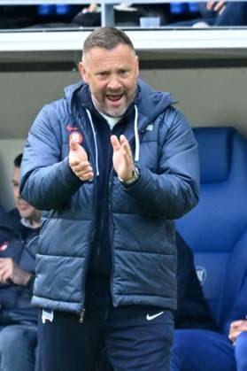 21.04.2024, xsltx, Fussball 2.Bundesliga, Karlsruher SC - Hertha BSC Berlin emspor, v.l. Trainer Pal Dardai (Hertha BSC Berlin) gestikuliert gibt Anweisungen mit den Armen gestikulieren gives instructions, gesticulate. (DFL DFB REGULATIONS PROHIBIT ANY USE OF PHOTOGRAPHS as IMAGE SEQUENCES and or QUASI-VIDEO) Karlsruhe