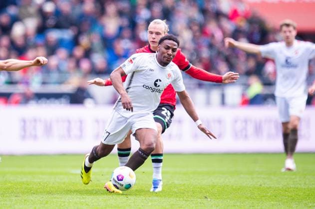 21.04.2024 - Fußball, 2023 2024, 1. Bundesliga, 30. Spieltag, Hannover 96 - FC St. Pauli: (L-R) Oladapo Afolayan (Pauli), Lars Gindorf (Hannover) DFL REGULATIONS PROHIBIT ANY USE OF PHOTOGRAPHS AS IMAGE SEQUENCES AND OR QUASI-VIDEO.