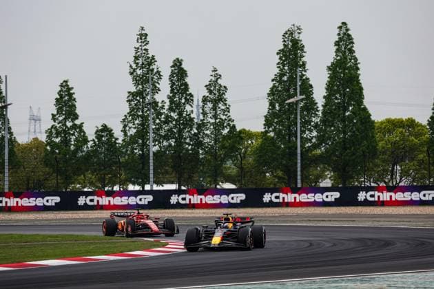 01 VERSTAPPEN Max (nld), Red Bull Racing RB20, 16 LECLERC Charles (mco), Scuderia Ferrari SF-24, action during the Formula 1 Lenovo Chinese Grand Prix 2024, 5th round of the 2024 Formula One World Championship, WM, Weltmeisterschaft from April 19 to 21, 2024 on the Shanghai International Circuit, in Shanghai, China - F1 - CHINESE GRAND PRIX 2024 DPPI Panoramic 240421_R05_CHINA_DP_FGOO1904
