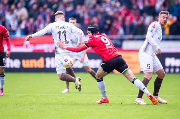 21.04.2024 - Fußball, 2023 2024, 1. Bundesliga, 30. Spieltag, Hannover 96 - FC St. Pauli: (L-R) Johannes Eggestein (Pauli), Nicolo Tresoldi (Hannover) DFL REGULATIONS PROHIBIT ANY USE OF PHOTOGRAPHS AS IMAGE SEQUENCES AND OR QUASI-VIDEO.