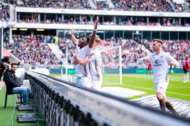21.04.2024 - Fußball, 2023 2024, 1. Bundesliga, 30. Spieltag, Hannover 96 - FC St. Pauli: (L-R) Oladapo Afolayan (Pauli) jubelt nach seinem Tor zum 0:1 mit Aljoscha Kemlein (Pauli), Johannes Eggestein (Pauli) DFL REGULATIONS PROHIBIT ANY USE OF PHOTOGRAPHS AS IMAGE SEQUENCES AND OR QUASI-VIDEO.