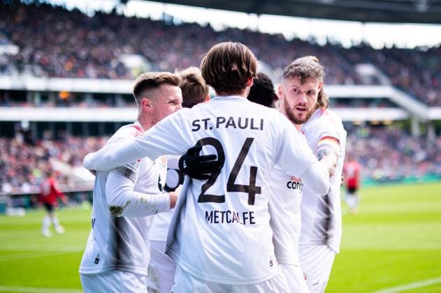 21.04.2024 - Fußball, 2023 2024, 1. Bundesliga, 30. Spieltag, Hannover 96 - FC St. Pauli: Jubeltraube nach dem Tor zum 0:1 von Oladapo Afolayan (Pauli), (L-R) Johannes Eggestein (Pauli), Connor Metcalfe (Pauli), Marcel Hartel (Pauli) DFL REGULATIONS PROHIBIT ANY USE OF PHOTOGRAPHS AS IMAGE SEQUENCES AND OR QUASI-VIDEO.