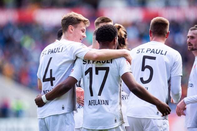 21.04.2024 - Fußball, 2023 2024, 1. Bundesliga, 30. Spieltag, Hannover 96 - FC St. Pauli: (M) Oladapo Afolayan (Pauli) jubelt nach seinem Tor zum 0:1 mit David Nemeth (Pauli) DFL REGULATIONS PROHIBIT ANY USE OF PHOTOGRAPHS AS IMAGE SEQUENCES AND OR QUASI-VIDEO.
