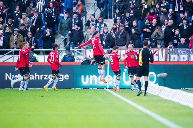 21.04.2024 - Fußball, 2023 2024, 1. Bundesliga, 30. Spieltag, Hannover 96 - FC St. Pauli: Jubeltraube nach dem Tor zum 1:1 von (R) Lars Gindorf (Hannover), (M) Phil Neumann (Hannover) DFL REGULATIONS PROHIBIT ANY USE OF PHOTOGRAPHS AS IMAGE SEQUENCES AND OR QUASI-VIDEO.