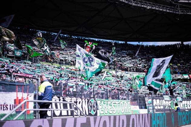 21.04.2024 - Fußball, 2023 2024, 1. Bundesliga, 30. Spieltag, Hannover 96 - FC St. Pauli: Fans (Hannover) bei der Hymne DFL REGULATIONS PROHIBIT ANY USE OF PHOTOGRAPHS AS IMAGE SEQUENCES AND OR QUASI-VIDEO.