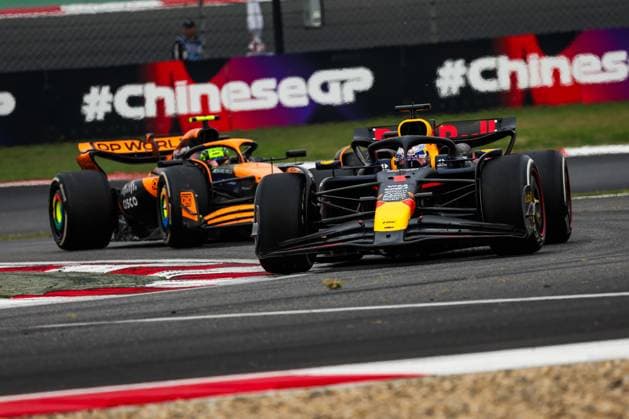 01 VERSTAPPEN Max (nld), Red Bull Racing RB20, 04 NORRIS Lando (gbr), McLaren F1 Team MCL38, action during the Formula 1 Lenovo Chinese Grand Prix 2024, 5th round of the 2024 Formula One World Championship, WM, Weltmeisterschaft from April 19 to 21, 2024 on the Shanghai International Circuit, in Shanghai, China - F1 - CHINESE GRAND PRIX 2024 DPPI Panoramic 240421_R05_CHINA_DP_FGOO2362