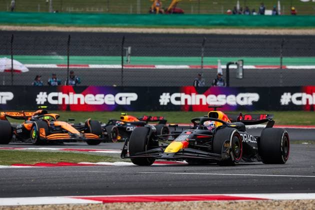 01 VERSTAPPEN Max (nld), Red Bull Racing RB20, 04 NORRIS Lando (gbr), McLaren F1 Team MCL38, 11 PEREZ Sergio (mex), Red Bull Racing RB20, action during the Formula 1 Lenovo Chinese Grand Prix 2024, 5th round of the 2024 Formula One World Championship, WM, Weltmeisterschaft from April 19 to 21, 2024 on the Shanghai International Circuit, in Shanghai, China - F1 - CHINESE GRAND PRIX 2024 DPPI Panoramic 240421_R05_CHINA_DP_FGOO2492