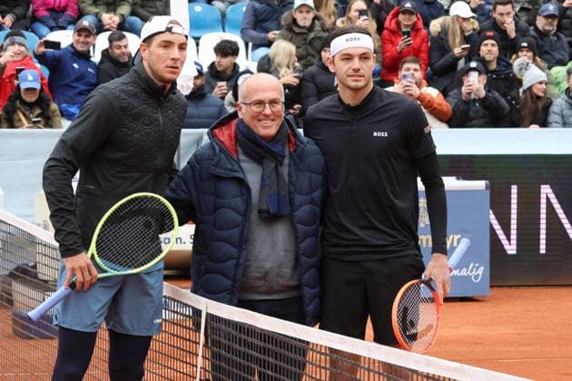 Lennard Struff (li.) und Taylor Fritz vor Spielbeginn Tennis BMW Open 2024 Finale Jan-Lennard Struff Taylor Fritz München 21.04.2024 FOTO: Mladen Lackovic LakoPress