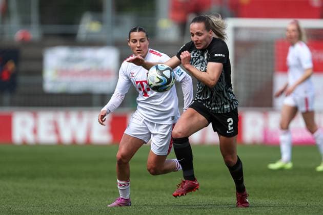 Carlotta Wamser (1. FC Koeln) und Lisa Karl (SC Freiburg) im Zweikampf, Frauen Bundesliga, 1.FC Koeln - SC Freiburg, Franz-Kremer-Stadion am 21. April 2024 in Koeln, Deutschland. (Foto von Oliver Kaelke DeFodi Images) Carlotta Wamser (1. FC Koeln) und Lisa Karl (SC Freiburg) battle for the ball, Frauen Bundesliga, 1.FC Koeln - SC Freiburg, Franz-Kremer-Stadion on April 21, 2024 in Cologne, Germany. (Photo by Oliver Kaelke DeFodi Images) Defodi-678_2024_04_121_OK_FCKSCF_0532