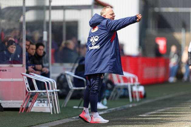 Trainer Daniel Weber (1. FC Koeln) gestikuliert, Gestik, Frauen Bundesliga, 1.FC Koeln - SC Freiburg, Franz-Kremer-Stadion am 21. April 2024 in Koeln, Deutschland. (Foto von Oliver Kaelke DeFodi Images) Trainer Daniel Weber (1. FC Koeln) gestures, Frauen Bundesliga, 1.FC Koeln - SC Freiburg, Franz-Kremer-Stadion on April 21, 2024 in Cologne, Germany. (Photo by Oliver Kaelke DeFodi Images) Defodi-678_2024_04_121_OK_FCKSCF_0548