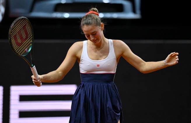 Marta Kostyuk (UKR) enttaeuscht Gestik Geste Tennis Damen Porsche-Cup Porsche Tennis Grand Prix GP Stuttgart 2024 Porsche Arena 21.04.2024 DFL REGULATIONS PROHIBIT ANY USE OF PHOTOGRAPHS AS IMAGE SEQUENCES AND OR QUASI-VIDEO Porsche Tennis Grand Prix GP Stuttgart 2024